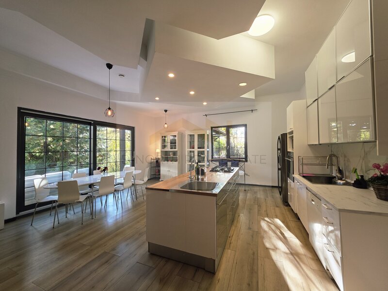 Resedinta exclusivista cu deschidere la Lacul Scrovistea.