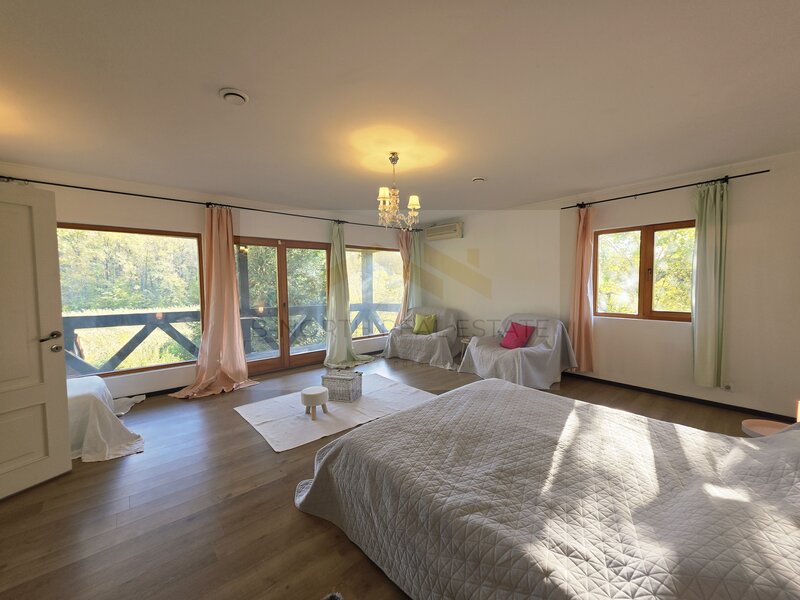 Resedinta exclusivista cu deschidere la Lacul Scrovistea.